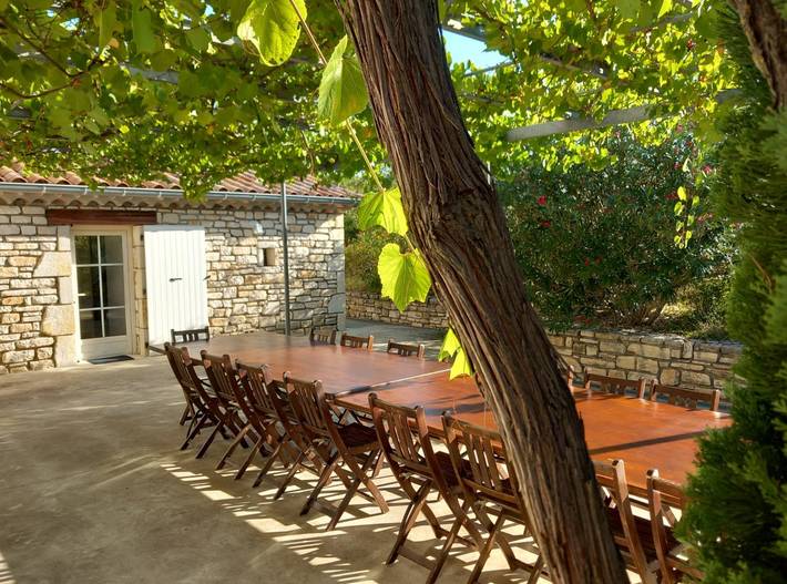 Gîte pour 14 personnes, avec piscine ainsi que terrasse et jardin en Ardèche - 4