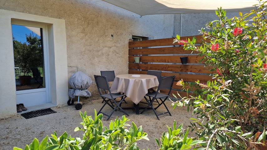 Gîte pour 2 personnes, avec terrasse et jardin