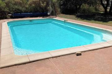 Maison de campagne pour 2 personnes, avec piscine et jardin à Cornillon-Confoux