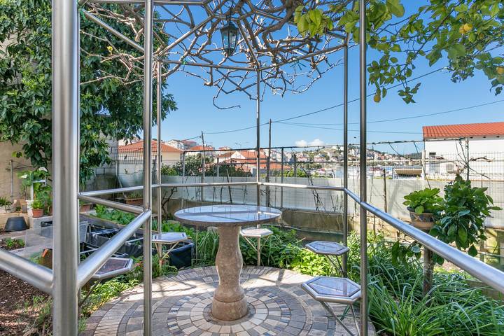 Apartament wakacyjny dla 4 osób, z basen i balkon/ taras w Okrug Gornji