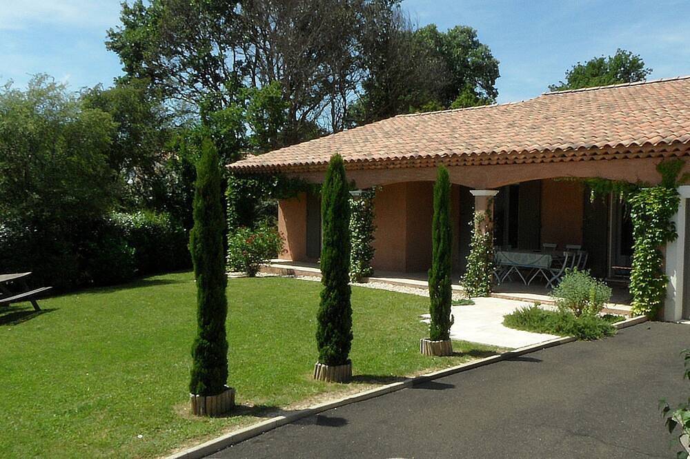 Elegante Villa mit privatem Garten in einer exklusiven Siedlung mit großem Pool in Pierrevert, Regionaler Naturpark Luberon