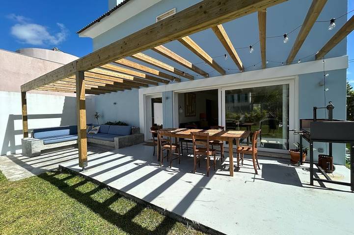 Vacation rental for 8 people, with balcony and yard in Estoril