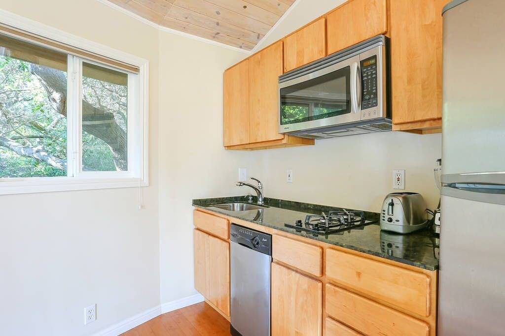 Wunderschönes, abgelegenes Cottage mit Blick auf die Bucht in den Bäumen in California North Coast