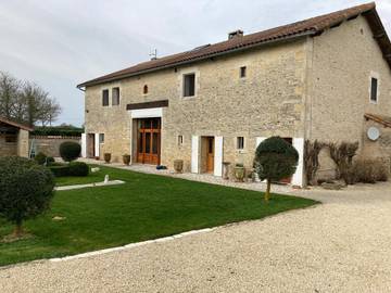 Chambre d’hôte pour 2 personnes, avec piscine ainsi que jardin et vue à Blanzay