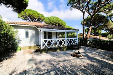 Chalet pour 4 personnes, avec terrasse ainsi que piscine et jardin, animaux acceptés à Gassin