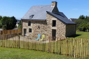 Gîte pour 6 personnes, avec jardin dans Plage de Landrezac