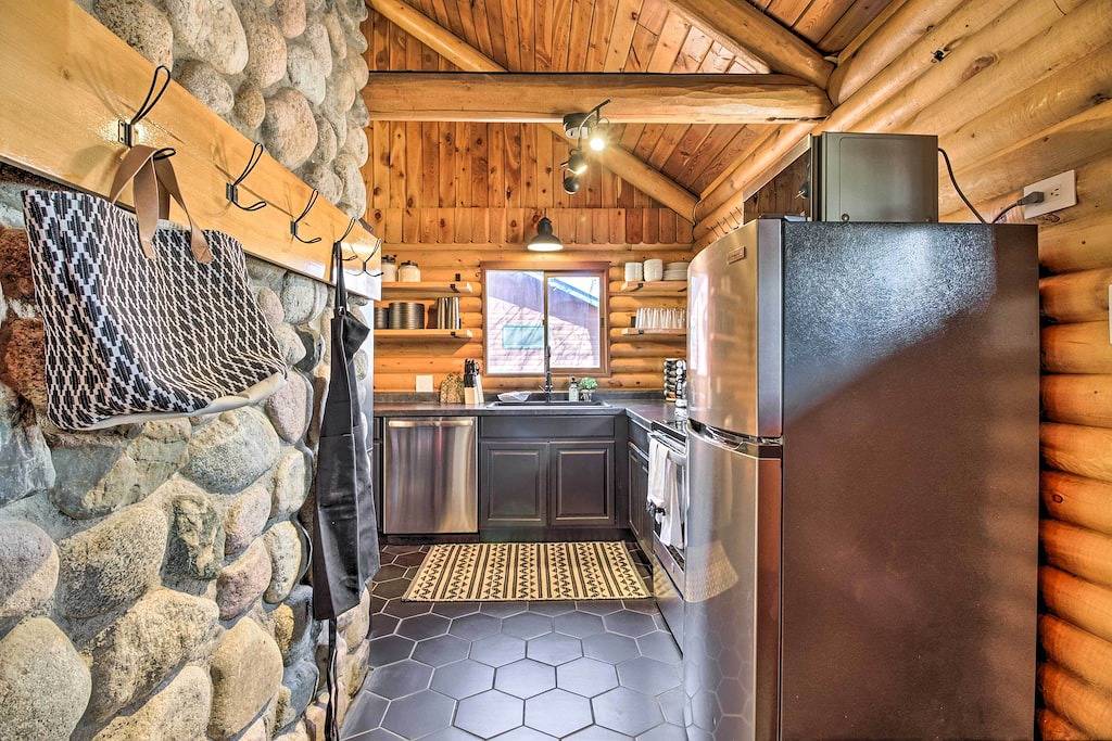 1 Mi to Beach & Lake: Breezy Point Cabin w/ Yard! in Breezy Point, Crow Wing County