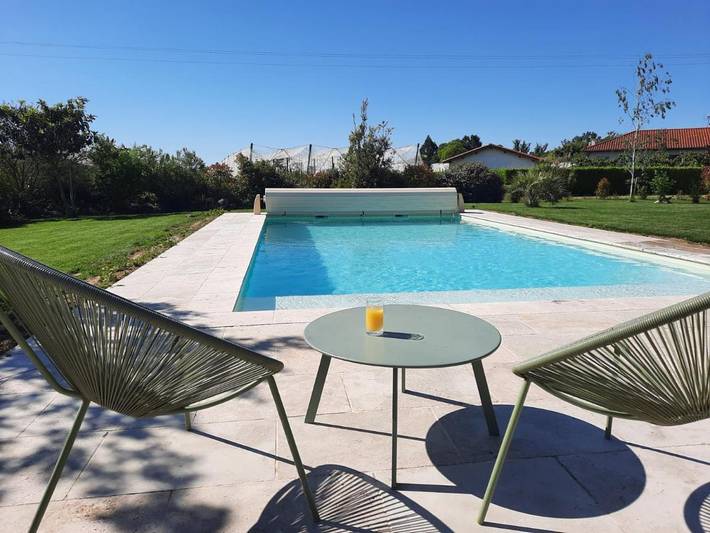 Location de vacances pour 2 personnes, avec Terrasse et Jardin ainsi que Piscine et Vue à Montauban