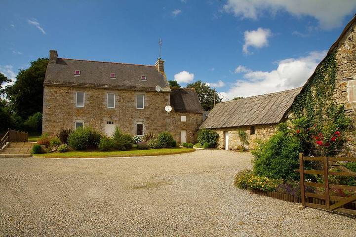 Gîte pour 10 personnes, avec jardin à Lanrivain