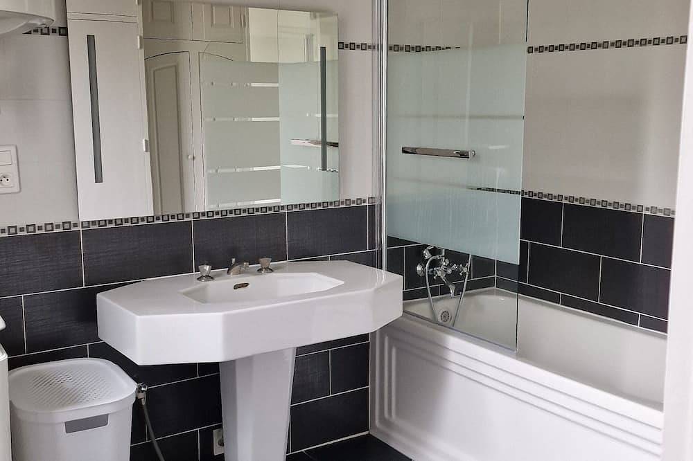 Apartamento entero, 1 Bedroom Apartment in Eyguiã¨res in Eyguières, Region de Arles