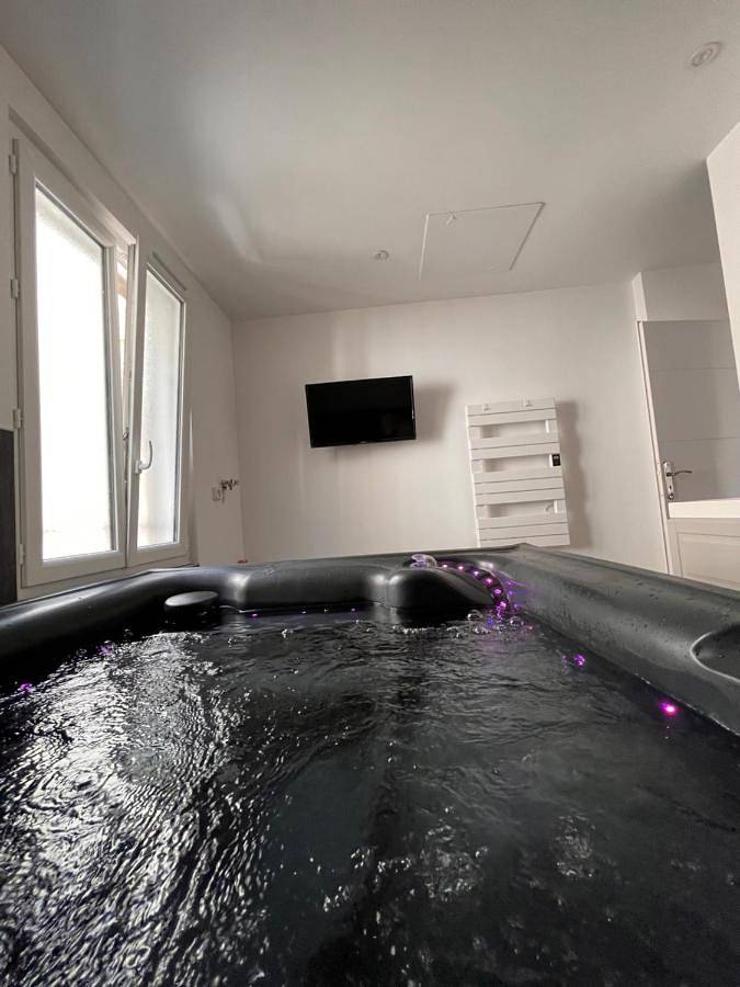 Appartement entier, Coin de paradis avec spa illimité en plein centre Avranches in Avranches, Baie du Mont-Saint-Michel