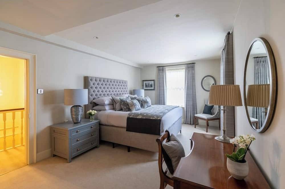 A spacious and grand Georgian house for 8 in central Chichester with parking. in Chichester, West Sussex