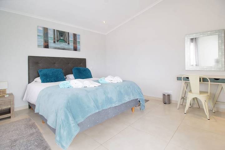 Luxury 5 Bedroom Villa with private pool Walking Distance to Old Town & Marina! in Albufeira e Olhos de Água, Faro Distrikt