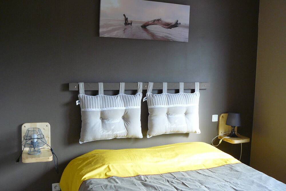 Fully equipped cottage - for 20 people - in Mont-Saint-Michel bay in Saint-Martin-des-Champs (Avranches), Mont-Saint-Michel Bay