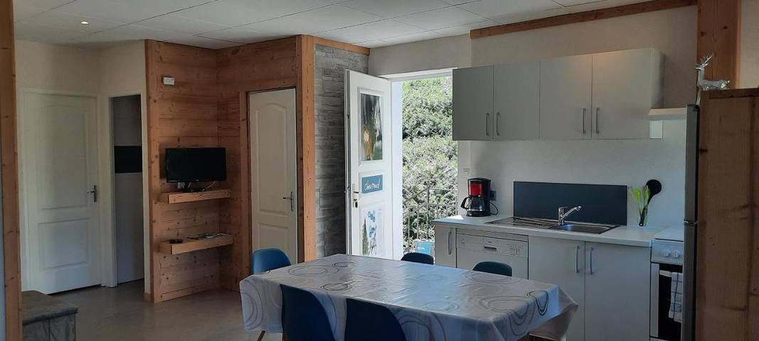 Gîte pour 5 personnes, avec terrasse et vue, animaux acceptés à Barbey-Seroux