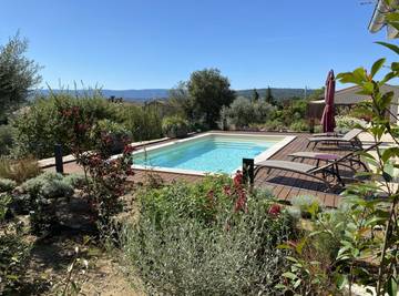 Gîte pour 6 personnes, avec terrasse ainsi que jardin et piscine à Joucas