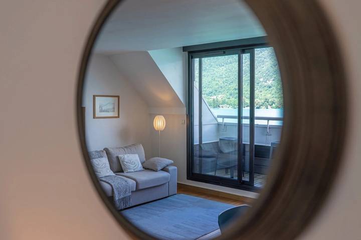 Gîte pour 4 personnes, avec vue sur le lac et balcon, adapté aux familles sur le Lac d'Annecy
