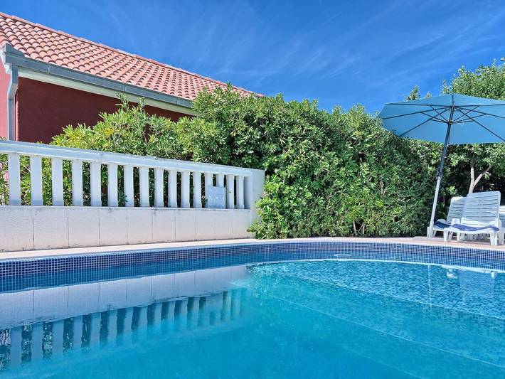 Ganze Wohnung, Wohnung in Okrug Gornji mit Terrasse, gemeinsamem Pool und Grill in Okrug Gornji, Ciovo