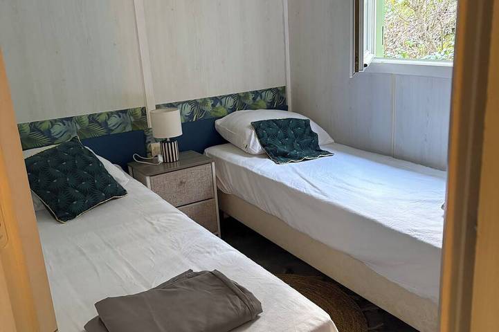 Peaceful 4/5 person chalet ideal for a family holiday with swimming pool in Lissac-sur-Couze, Brive-la-Gaillarde region