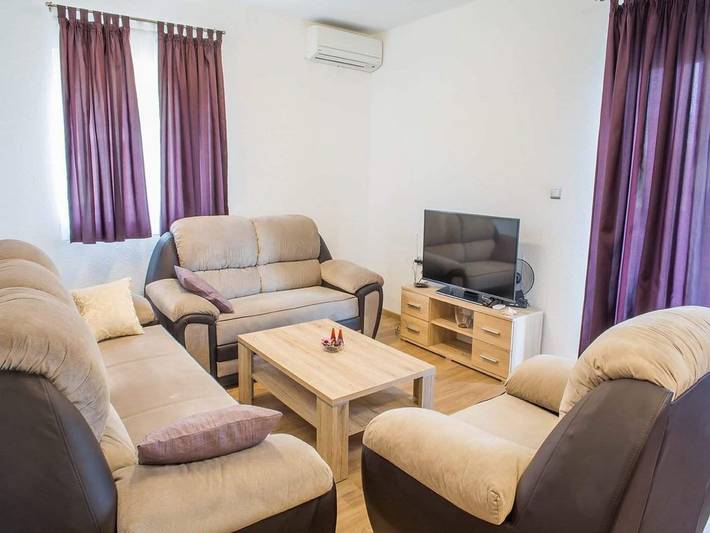 Location de vacances pour 20 personnes, avec piscine et balcon, adapté aux familles à Podstrana - 2