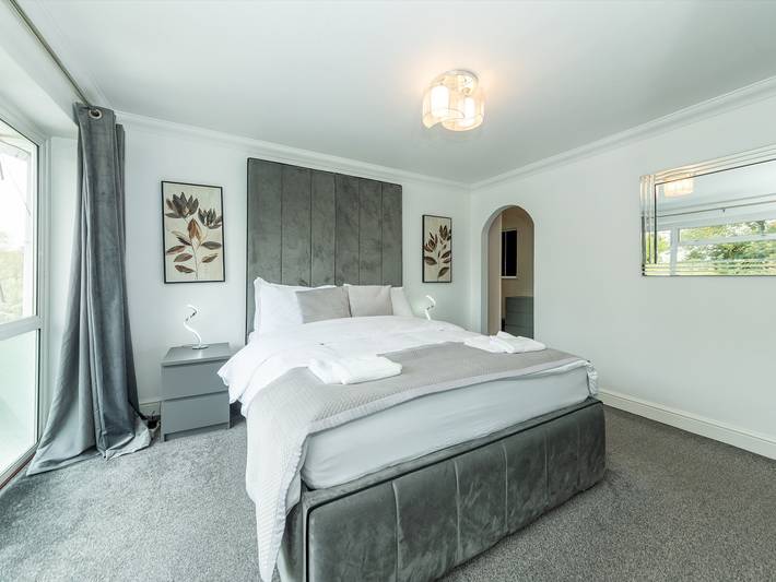 Spacious Home Heated Pool(April-Sep) in Tilehurst - Pass the Keys in Reading, Berkshire