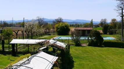Location de vacances pour 3 personnes, avec vue ainsi que piscine et jardin, adapté aux familles à Sansepolcro