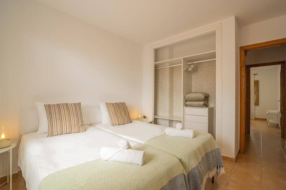 Entire apartment, Accommodation with pool near the beach in Los Cancajos, La Palma South