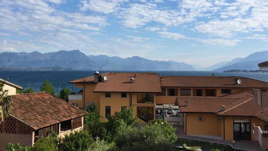 Loft per 3 persone, con vista lago e giardino nonché panorama in Desenzano del Garda