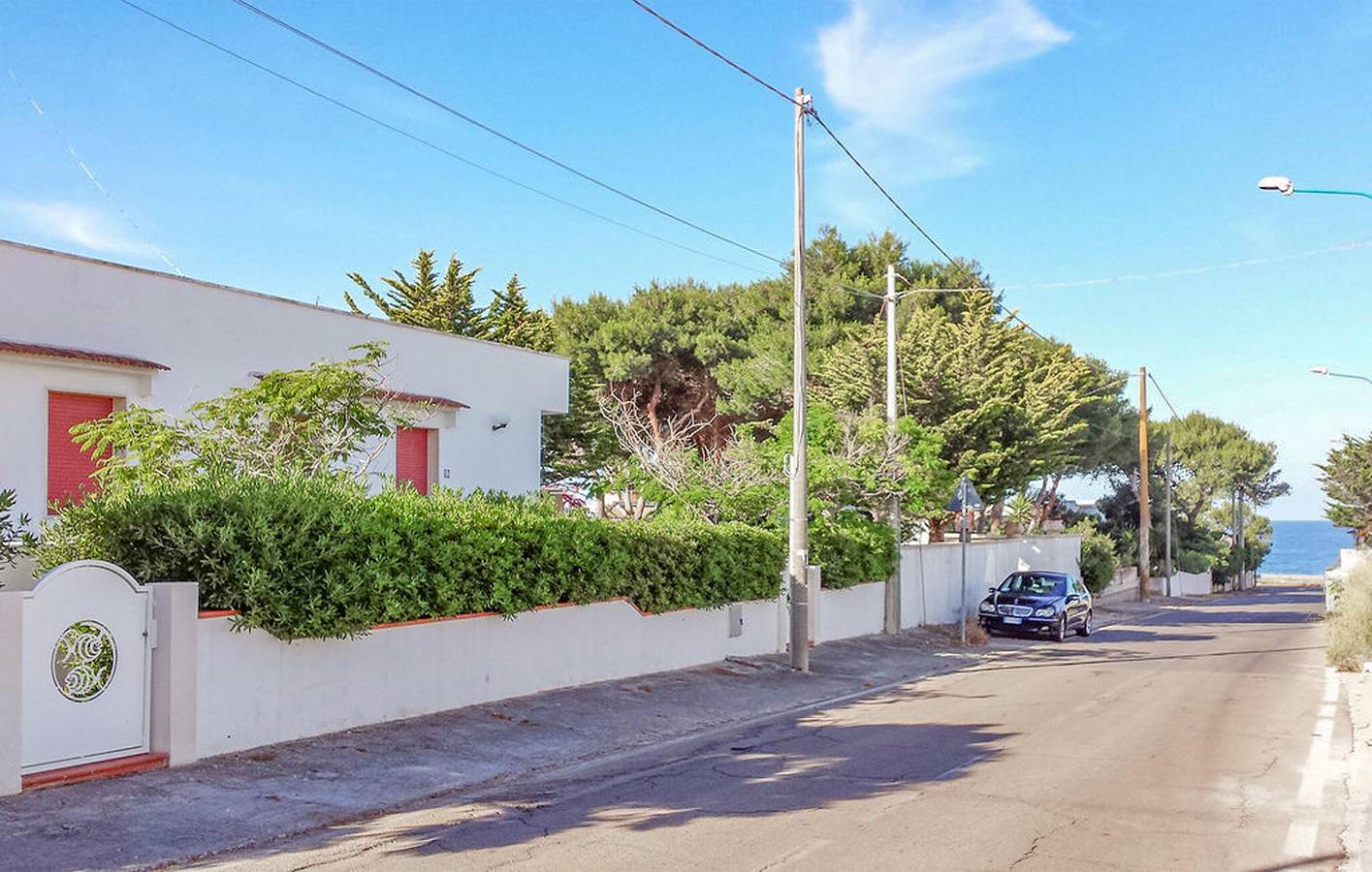 Appartamento intero, 500m to La Baia Azzurra - Kitchen, Double Bed & Fridge in Baia Verde, Golfo di Taranto