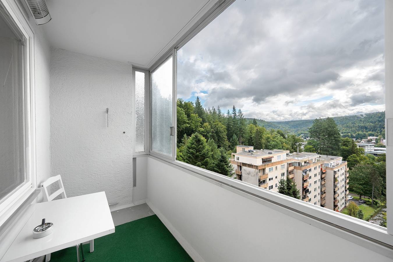 Ganze Wohnung, Ferienwohnung 'Panorama-Perle' mit Bergblick, Balkon und Wi-Fi in Bad Herrenalb, Nordschwarzwald