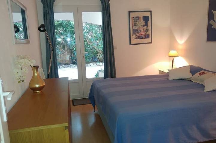 Appartamento intero, Bel F3 74m2 Bas di Villa 4P in pace. 1 km dal mare e dai negozi. parcheggio wifi privato. in Boulouris, Saint-Raphael Varo