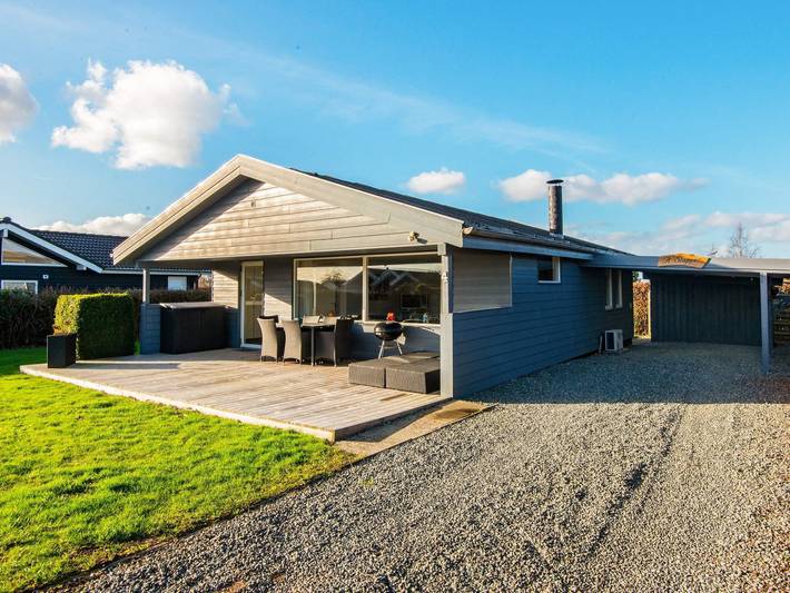 Ferieudlejning for 5 personer, med Terrasse og Have i Hejlsminde