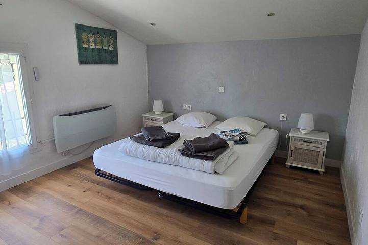 Enclosed air-conditioned house near St Emilion with garden and private pool in Tayac, Región de Libourne