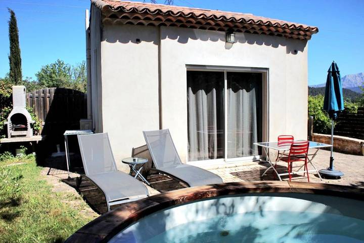 Maison de vacances pour 2 personnes, avec Jacuzzi et Terrasse ainsi que Jardin et Piscine à Meyreuil