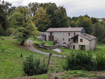 Gîte pour 6 personnes, avec vue ainsi que jardin et terrasse à Lacrouzette