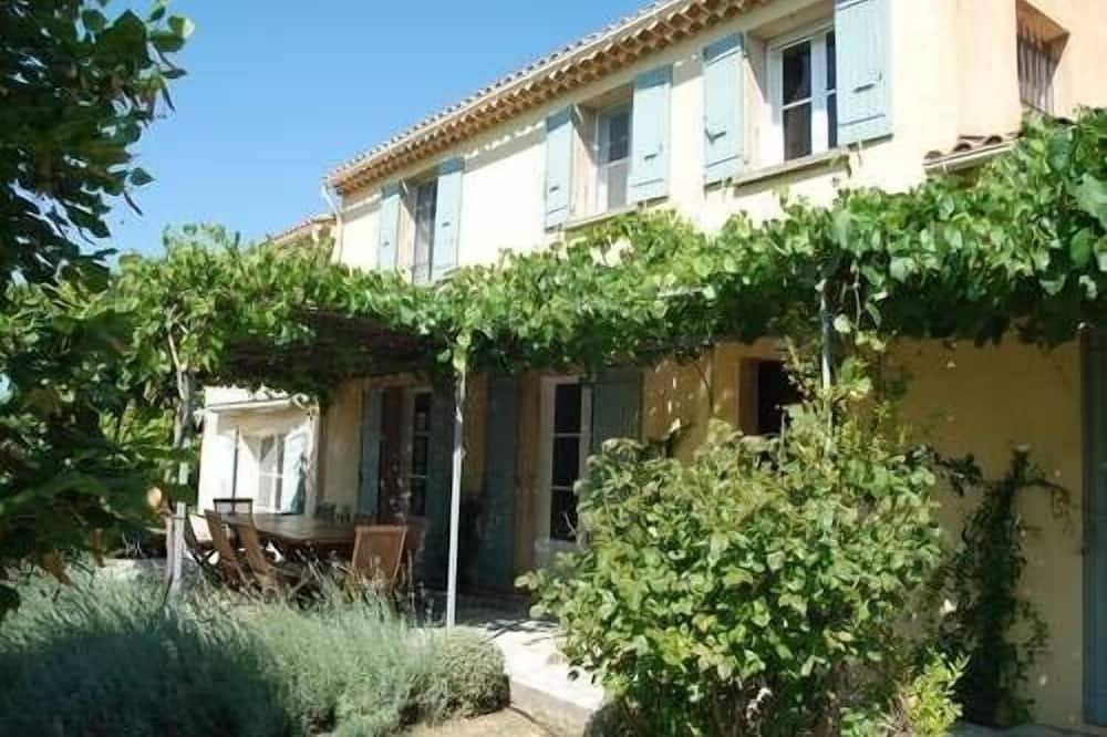 Beautiful, secluded Provencal house with pool surrounded by vineyards in Sablet, Vaucluse