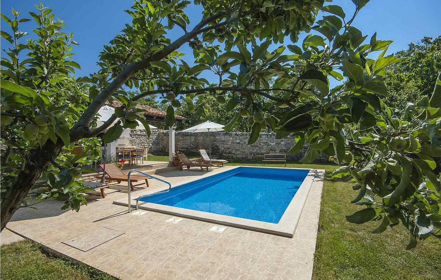 Incantevole appartamento con 2 camere da letto, piscina e terrazza, a 700 m dal centro di Anzici in Visignano (Općina), Istria centrale