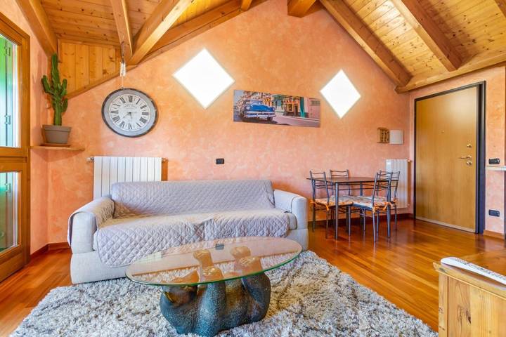 Apartamento inteiro, Apartamento 'Orange House' com vista para a montanha, terraço privado e acesso Wi-Fi in Viggiù, Município de Viggiù