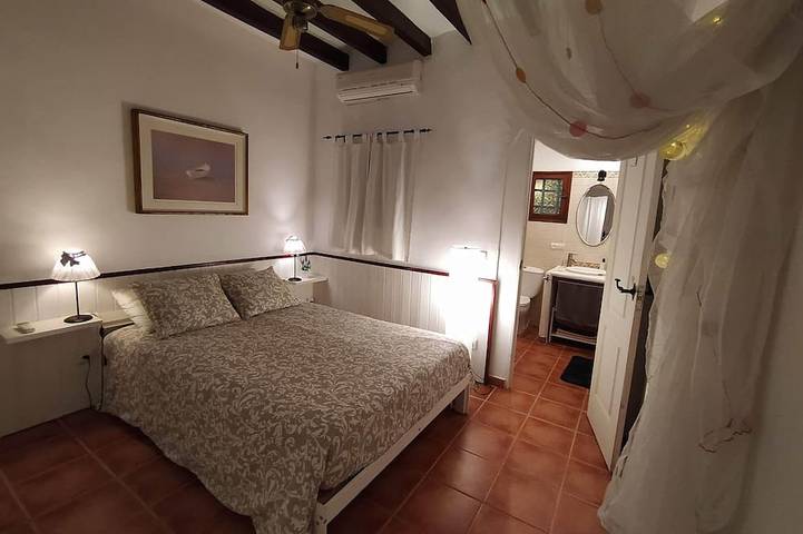 Ganze Wohnung, Rustikale Wohnung 50 m vom Strand entfernt in Ocean Beach Ibiza, Sant Josep de sa Talaia