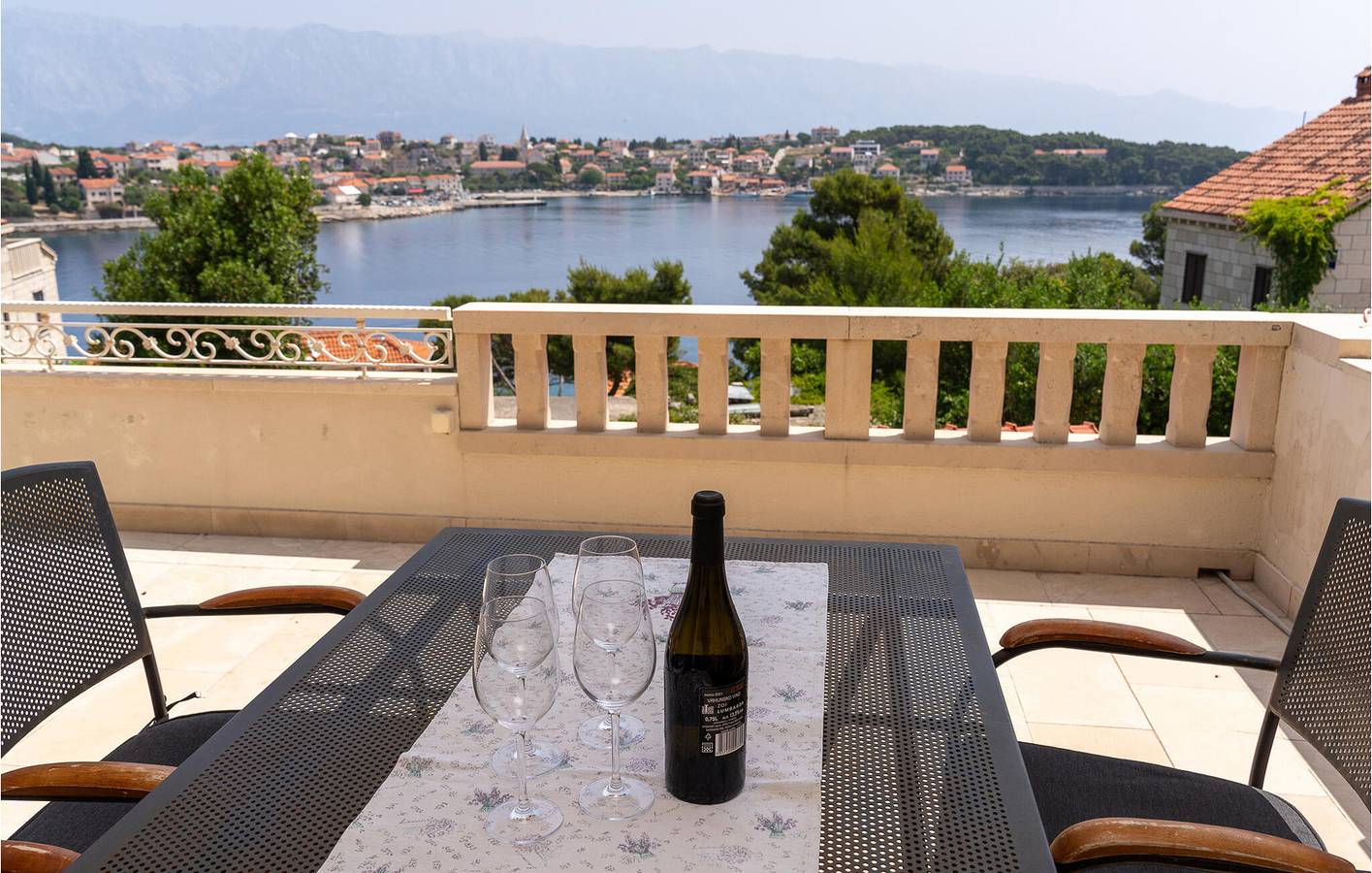 Ganze Ferienwohnung, Ferienwohnung für 4 Personen mit Terrasse in Selca, Povlija, Selca und Sumartin