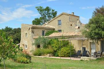 Gîte pour 4 personnes, avec jardin ainsi que terrasse et piscine, adapté aux familles à La Garde-Adhémar