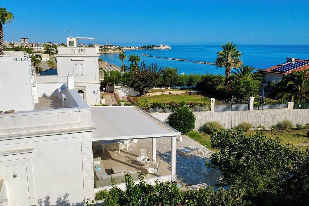 Splendida villa d'epoca restaurata a 150 metri dal mare. Tre camere in Trani, Barletta-Andria-Trani