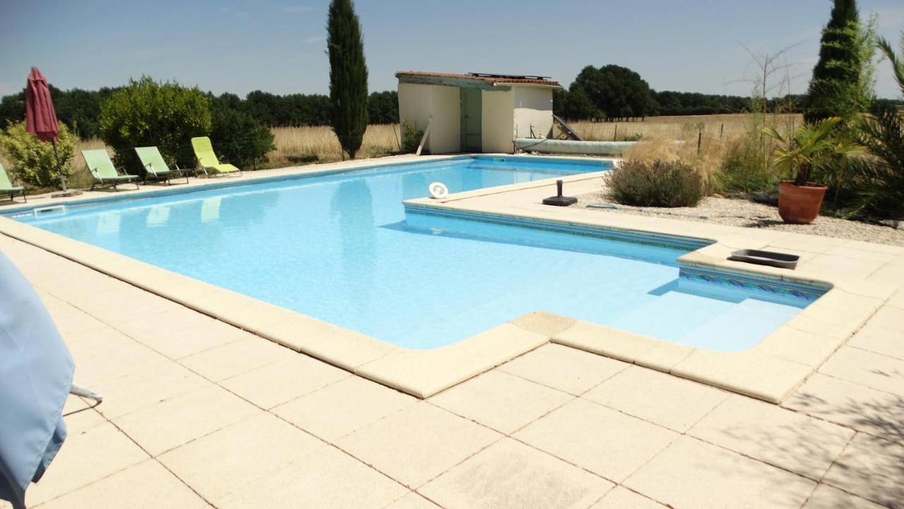 La Petite Grange gîte climatisé plain-pied 3 chambres 5 personnes 2 toilettes, parking, Wifi, piscine d'été chauffée à partager, Animaux acceptés Gîte en pleine nature in Lorignac, Région de Jonzac