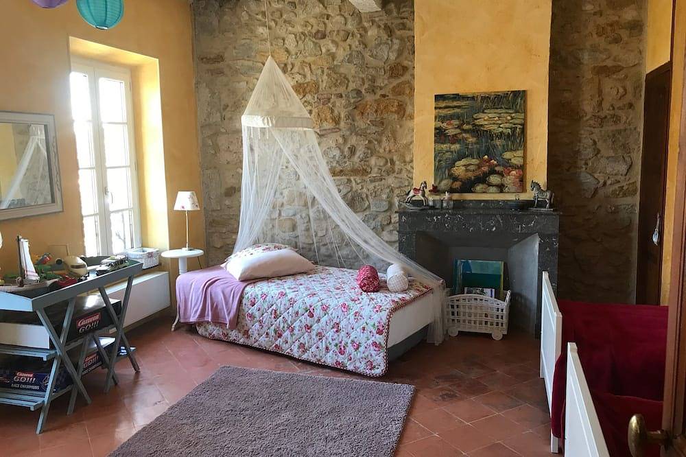 Exclusive private holiday home with pool and housekeeping service in Occitanie in Luc-sur-Orbieu, Narbonne region