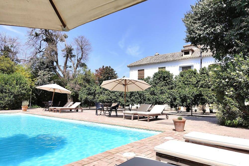 Casa rural con encanto y piscina a 3 km de la ciudad de Granada. Aparcamiento in Churriana de la Vega, Provincia de Granada