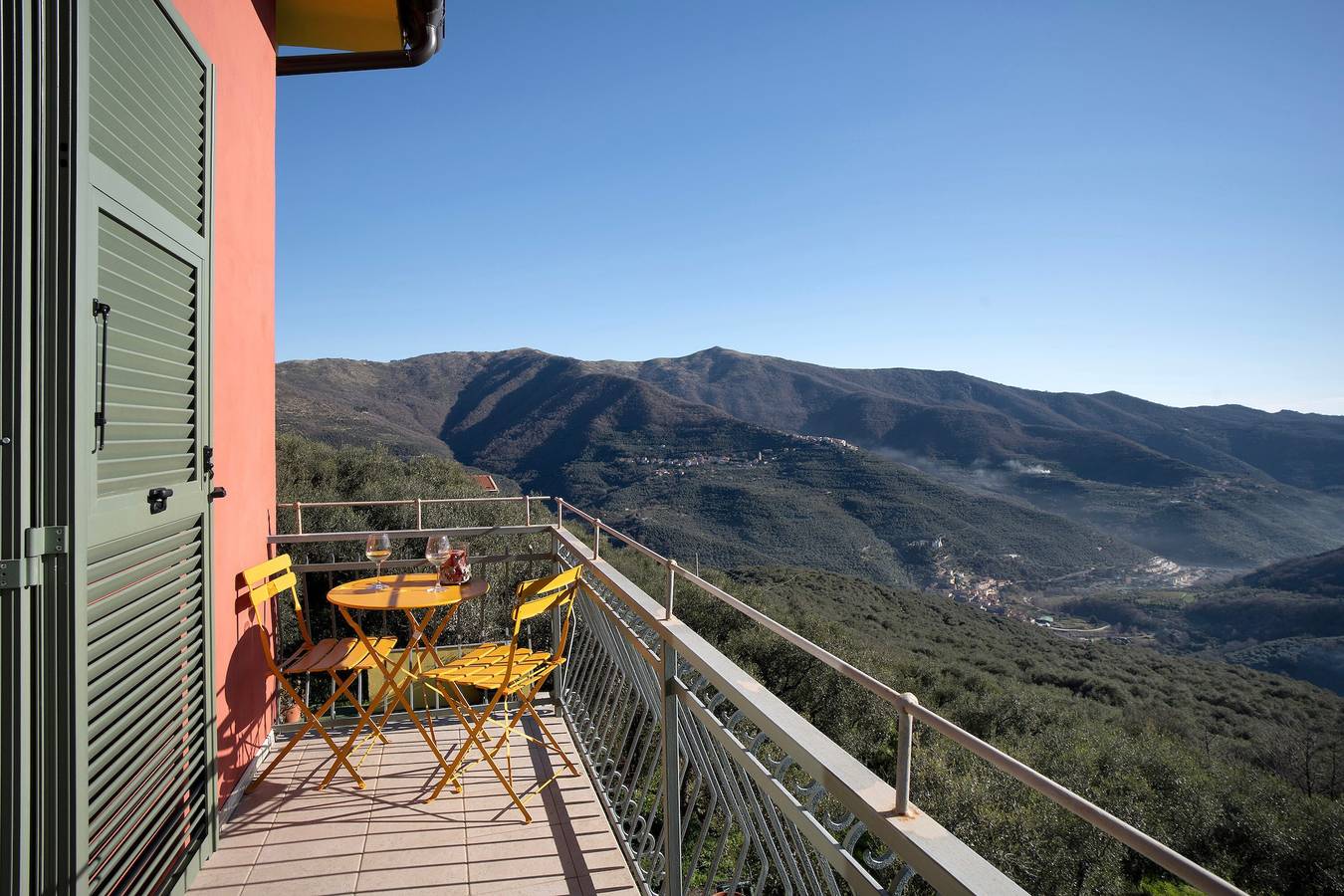 Boerderij 'Il Nido Tra Gli Ulivi' met Uitzicht op Zee, Wi-Fi en Airconditioning in Lucinasco, Riviera di Ponente
