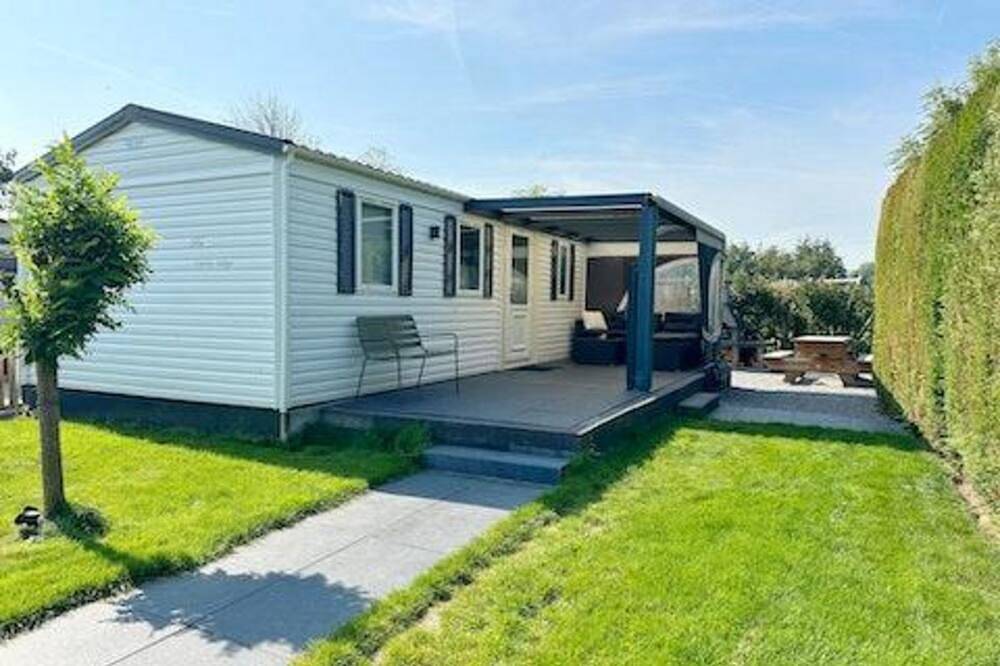 This great compact chalet has three bedrooms and a covered terrace. It has its own passage to the playground. The chalet is therefore ideal for a family with (small) children! in Noord-Holland - Nordseeküste