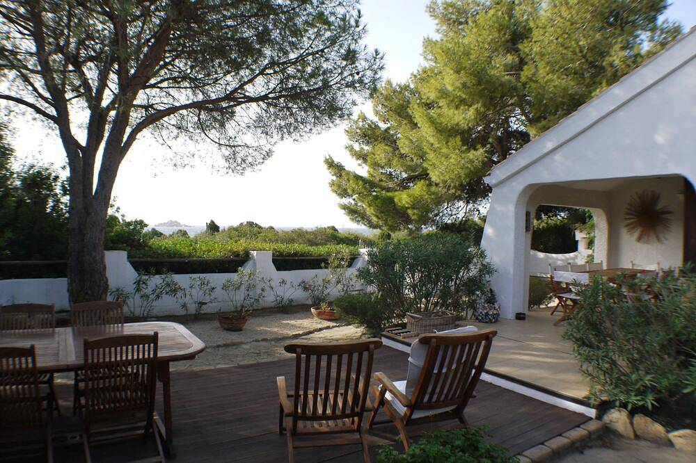 30 meters from the sea. 2 bedrooms, 2 bathrooms. Bbq. Wifi. Discounted ship tickets. in Cala Cipolla, Teulada