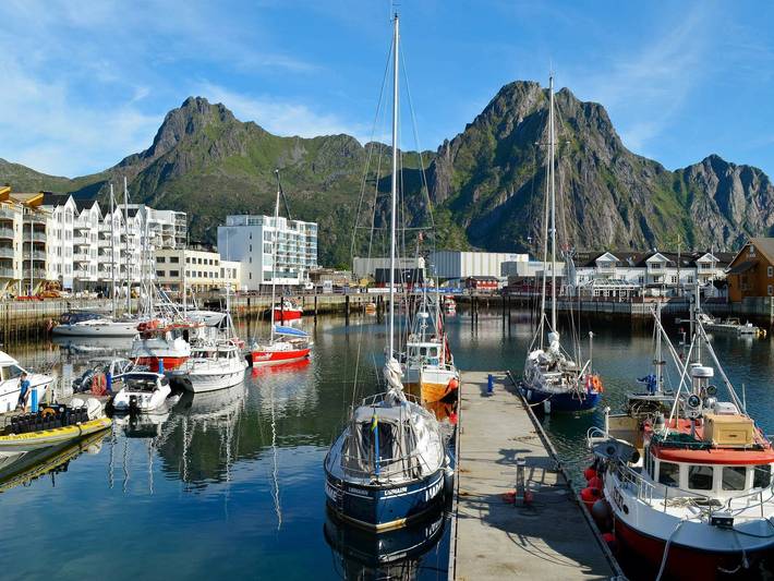 Vacation rental for 6 people, with Terrace and Yard in Lofoten