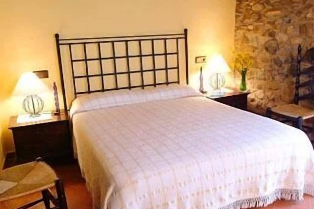 Rural house (full rental) Mas Hortus for 13 peopleoffers in Garriguella, Upper Empordà